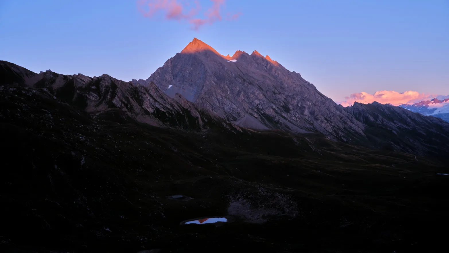 hora osvícená za západu slunce