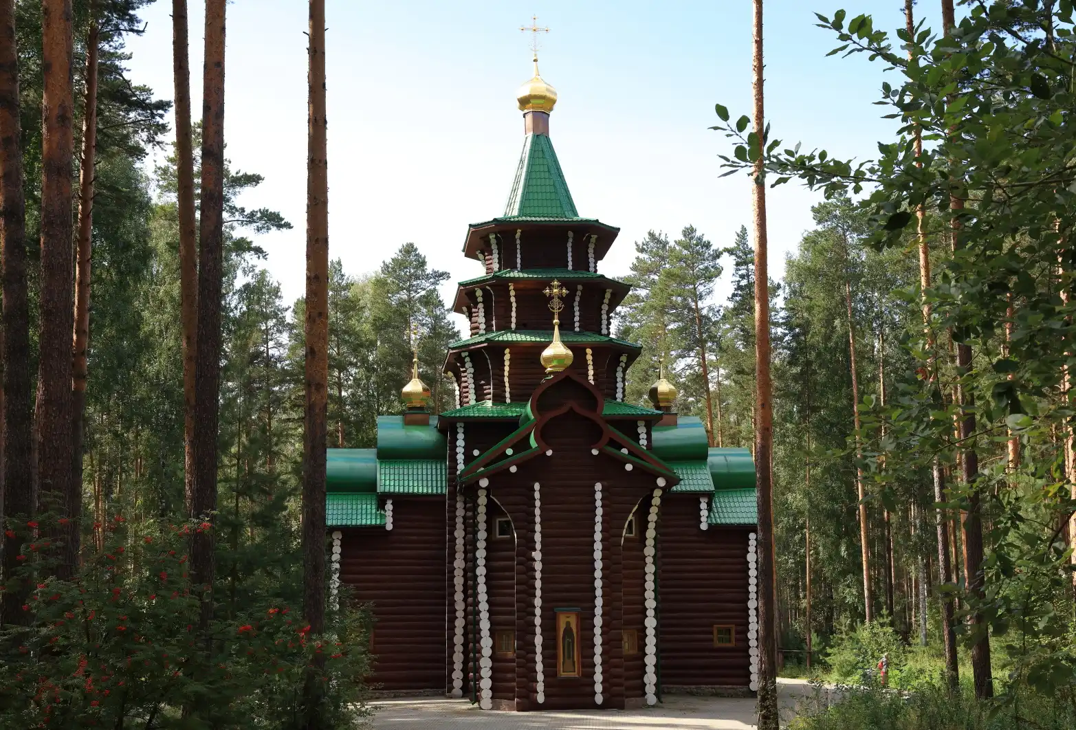 dřevěný kostel se zlatými kopulemi