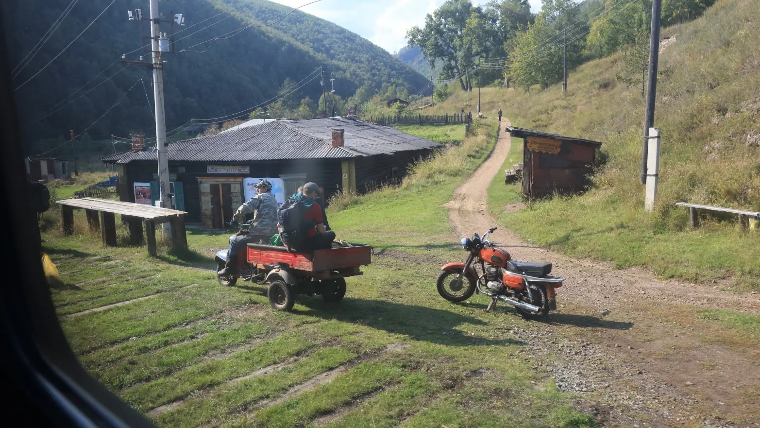 dvě motorky stojící před vlakem